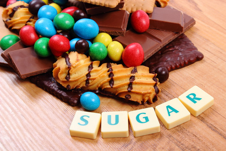 大量的糖果与 word 糖上木制表面不健康的食物