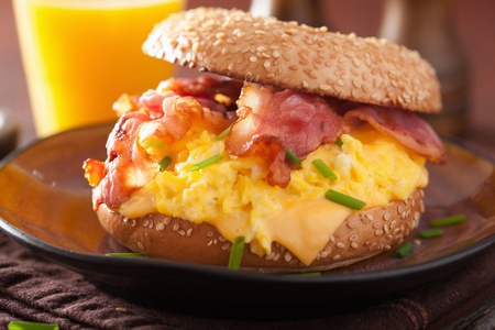 鸡蛋培根芝士面包早餐三明治