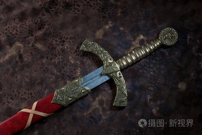 美丽的背景上的古剑