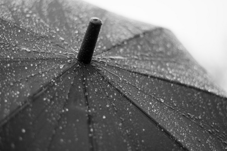 伞下雨滴中黑色和白色
