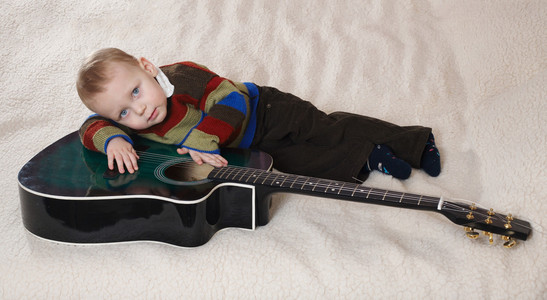 吉他与滑稽的小男孩