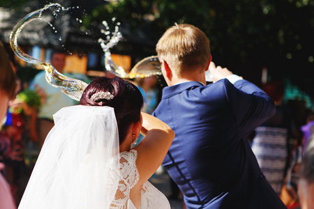 新娘和新郎倒香槟在左肩图片