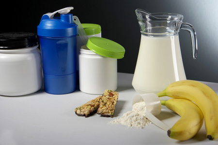 运动营养补充品容器与罐牛奶图片