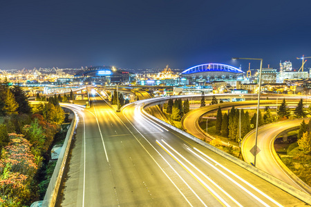 西雅图的道路和城市景观及天际线交通