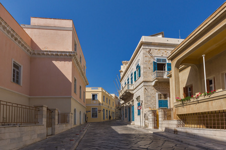 老房子在锡罗斯岛，希腊 Ermopoli 小镇的街道