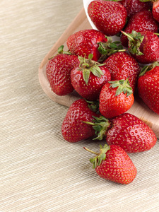 织物背景上的美丽成熟草莓