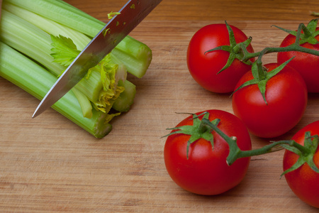 切板上的芹菜和西红柿