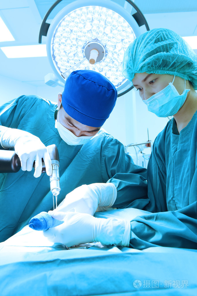 两名兽医外科医生在手术室里