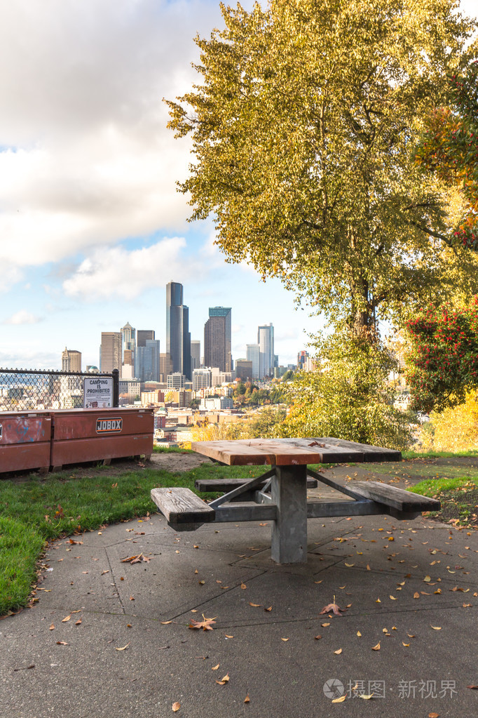 树下的桌子，有城市景观和西雅图的天际线