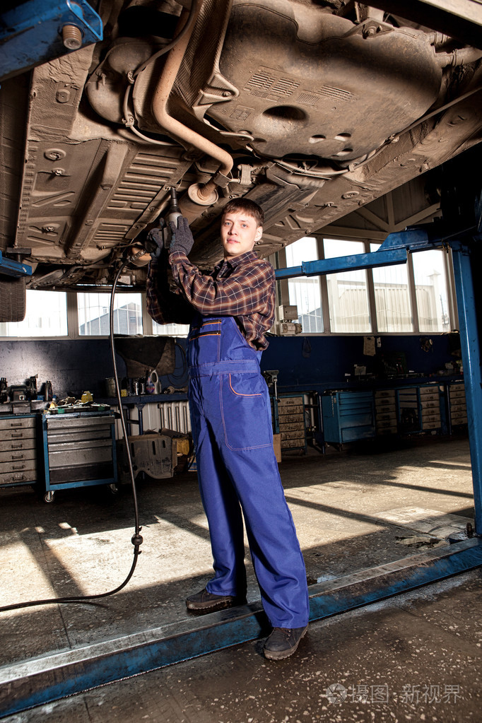 从事汽车维修服务的汽车修理工