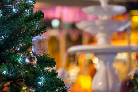 圣诞树和装饰物颜色散景背景图片