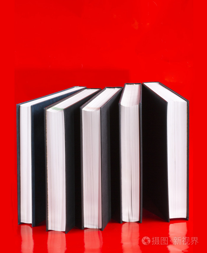 红色背景上的五本书