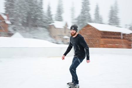 快乐的人在户外滑冰