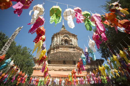 在 Wat Lokmoli 寺的灯笼