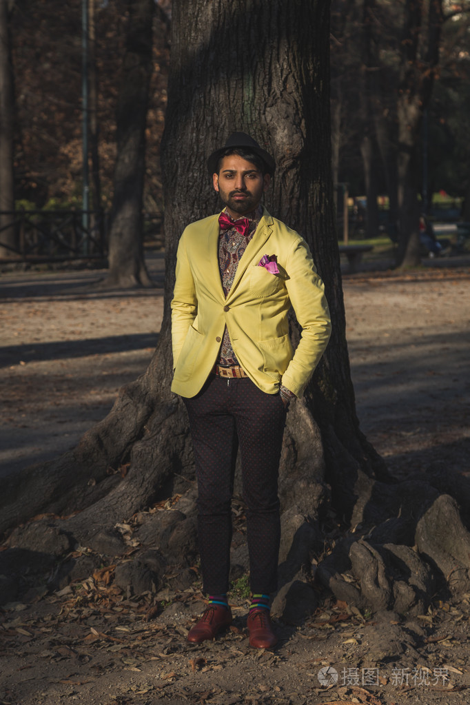 印度英俊的男人,构成市区内照片-正版商用图片1n2u2n-摄图新视界