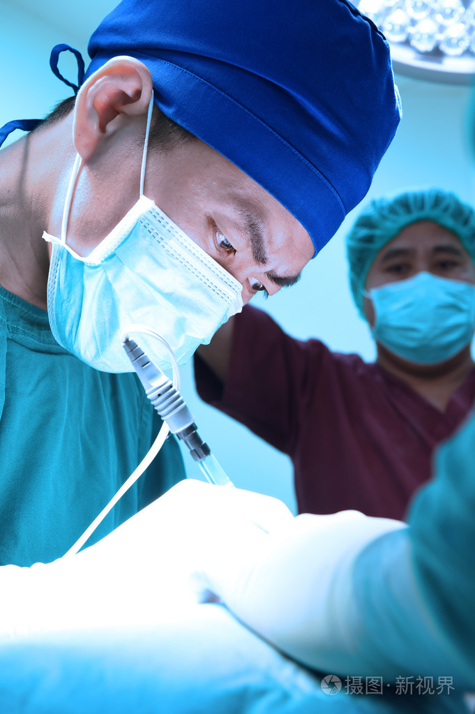 两名兽医外科医生在手术室里