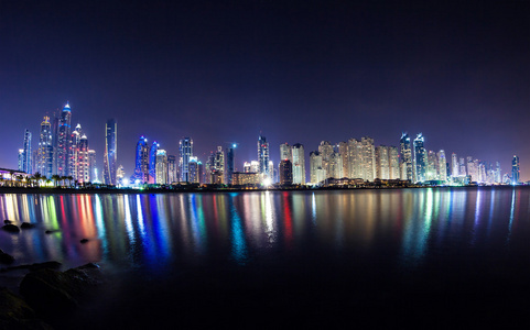 现代建筑的游艇码头，迪拜，阿联酋迪拜