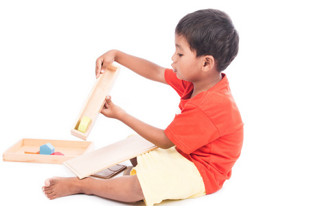 可爱的小男孩玩木制玩具