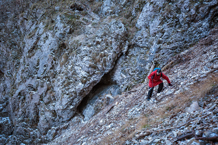 徒步旅行者在非常陡峭的碎石小径上