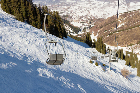 在高山滑雪场升降椅