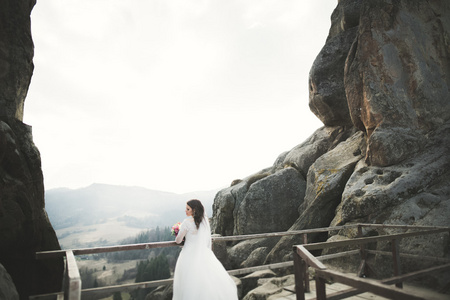 美丽的新娘，造成附近岩石的美丽的景色