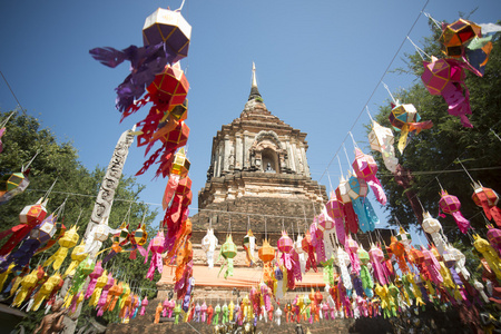 在 Wat Lokmoli 寺的灯笼