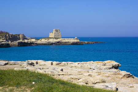 风景秀丽的岩石峭壁上的 Salento 海滨