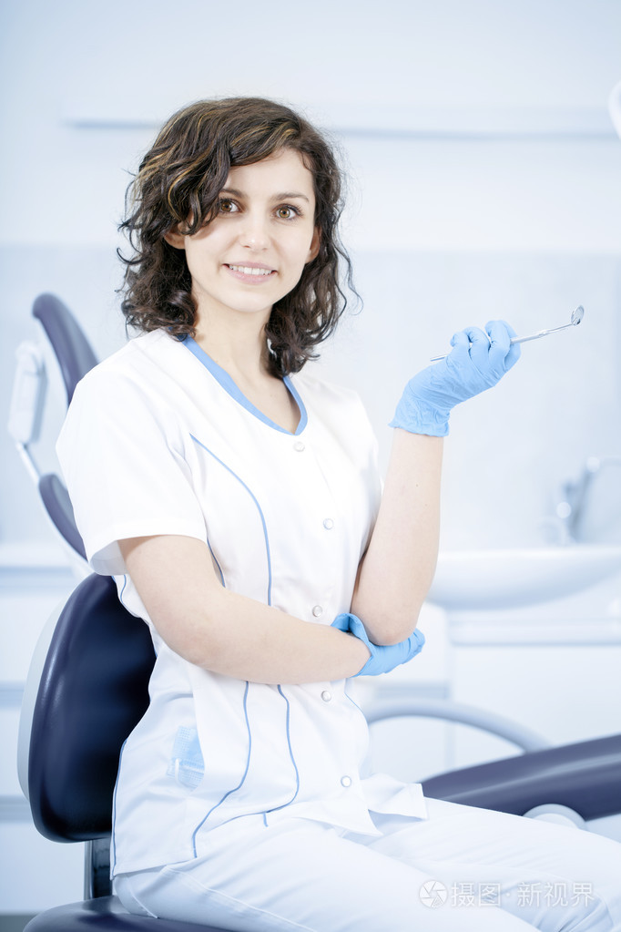 年轻的专业女牙医牙科诊所