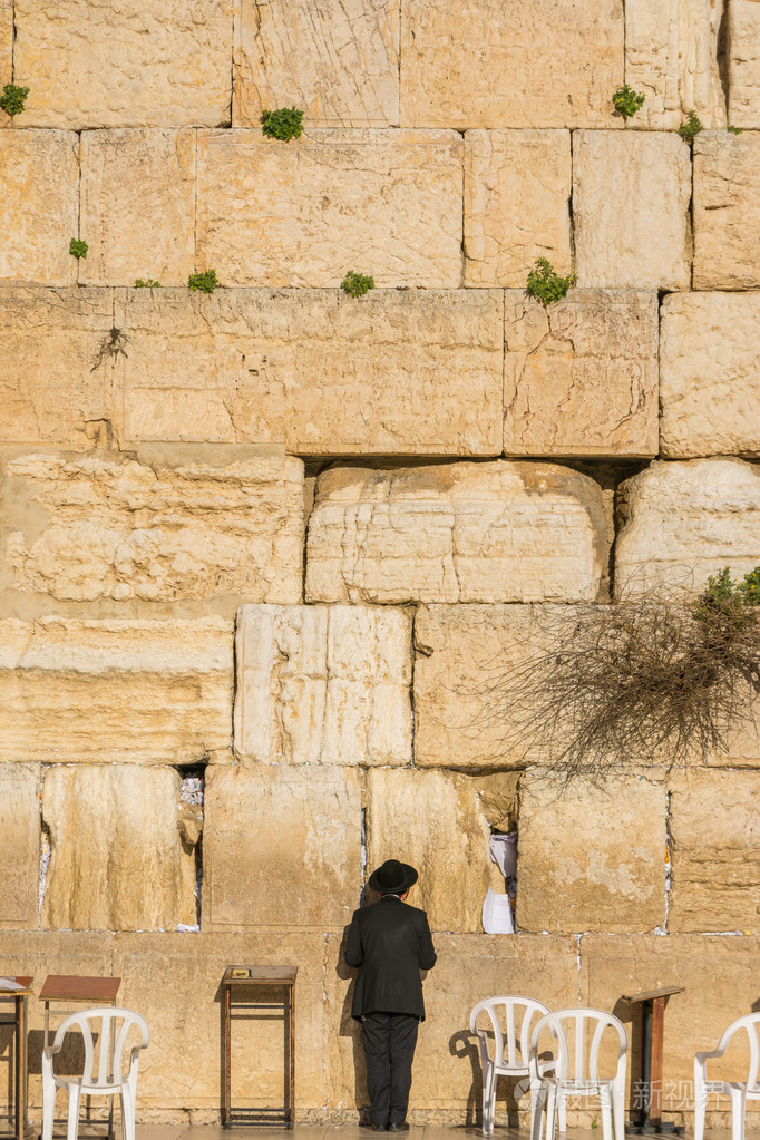 在以色列耶路撒冷的哭墙祈祷的正统的犹太男人