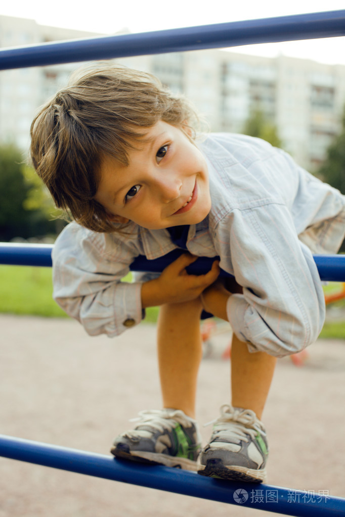 小可爱男孩玩照片-正版商用图片1n323h-摄图新视界