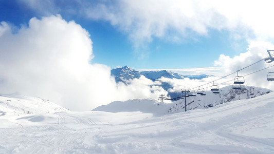 被雪覆盖的高山的山顶