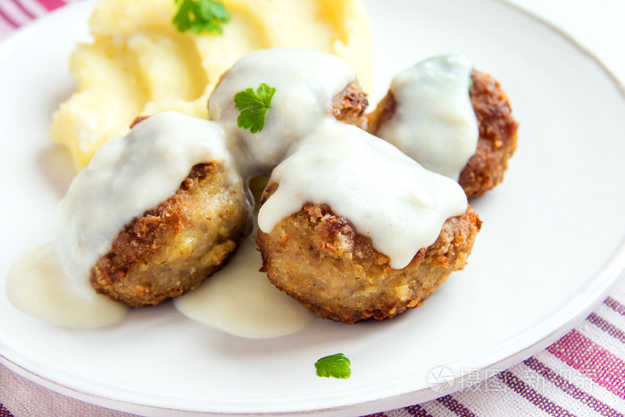 白色的奶油酱汁肉丸子