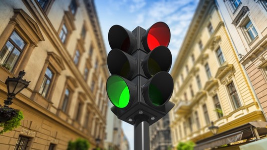 交通灯等绿色和红色，与城市街道视图背景