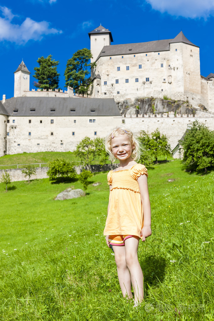 较低的奥地利rappottenstein城堡附近的小女孩