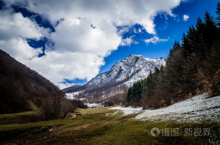 在春天的美丽的山景观尽收眼底