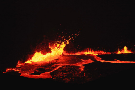 燃烧的熔岩湖硬壳火山基尔埃塞俄比亚。0229