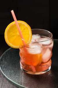 Aperol 鸡尾酒与橙片和冰