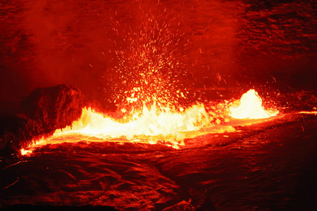埃塞俄比亚达纳基尔埃塔阿莱火山燃烧熔岩湖。 0207