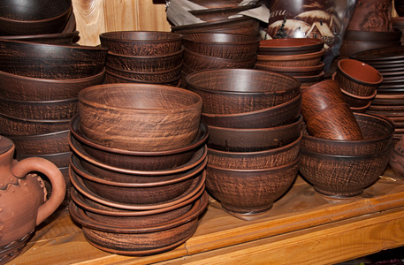 木制的桌子上的陶器