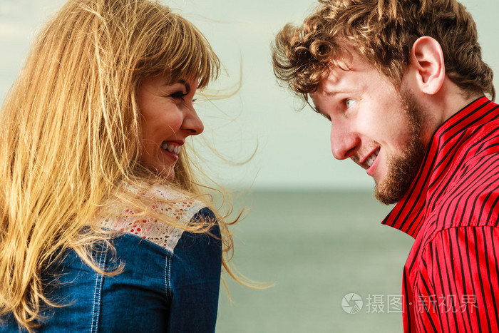 在海边夫妇面对面