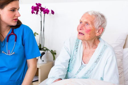 护士与老年妇女病人