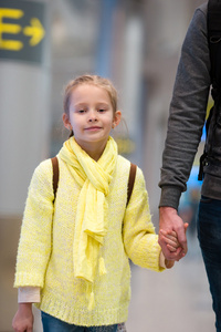 可爱的小女孩在机场等待登机