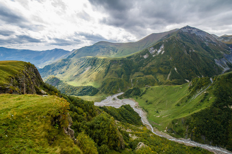 十字通,查看在山谷.aragvi 河流域.格鲁吉亚军用道路.格鲁吉亚照片