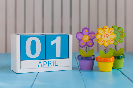 4月1日白色背面木色日历图片照片