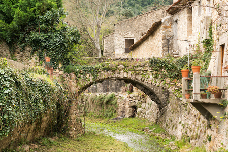 圣 Guilhem le 沙漠村庄