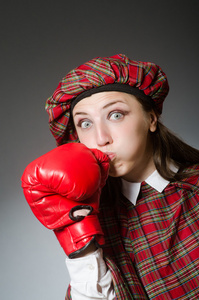 在苏格兰服装拳击概念中的女人