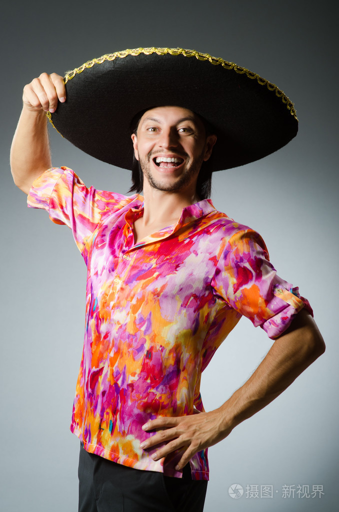 年轻的墨西哥男子戴着宽边帽