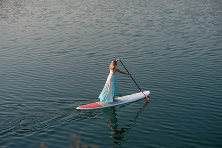 运动女孩站起来 paddleboard01