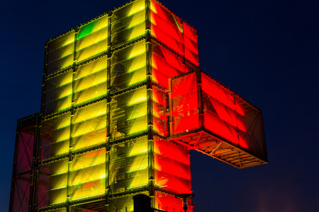 与彩色灯光在夜间的巨型钢结构
