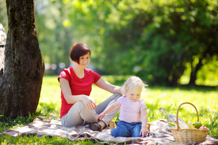女人和她可爱的孙子去野餐图片